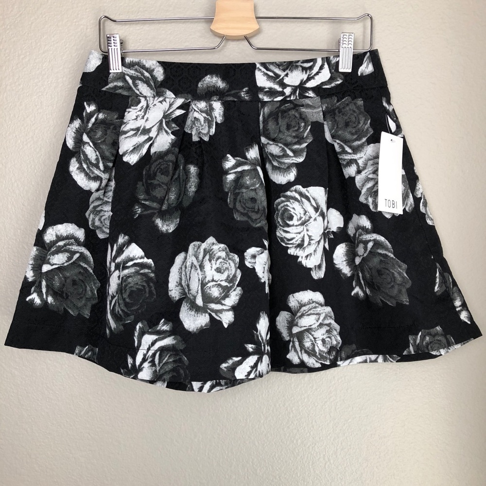 TOBI Floral Skirt in Large - NWT